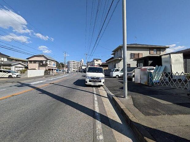 2/28撮影 前面道路は17m以上の大通り。歩道も十分な広さがあり安心。