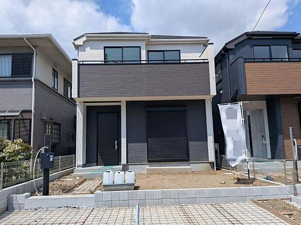 A号棟 南向きのお庭と駐車場が前面にあり日当たり良好です。(7/9撮影)