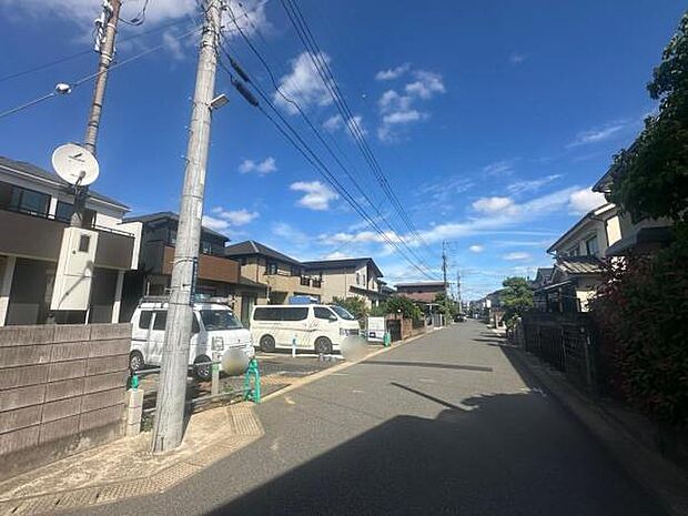 6ｍの道路は見通しも良く、駐車もしやすそうです。（4/16撮影）