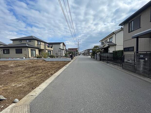 6mの道路は見通しも良く、駐車もしやすそうです。