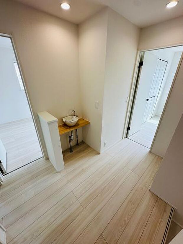 階段を上がると広々したホールが登場。2階にも手洗い場が付いているので何かと便利です。