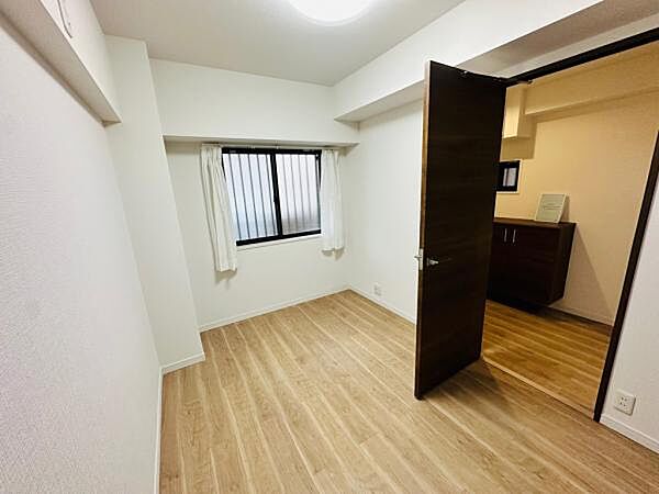 寝室や収納部屋として、様々な用途に使える洋室です。