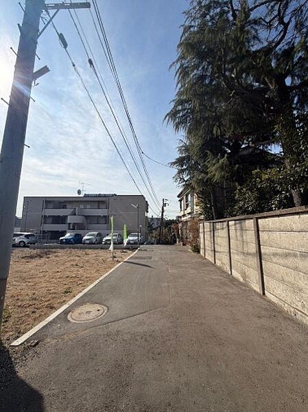 前面道路も整備された、綺麗な道路です。周辺環境が良く、子育て世代にもおすすめです。