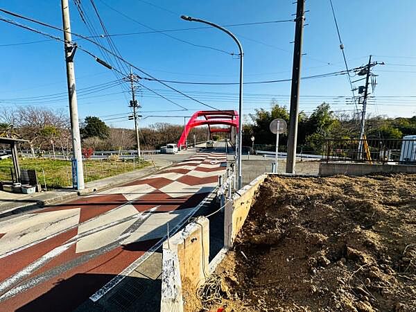 川があるため橋も見える立地。バス停も近く落ち着いた環境です。
