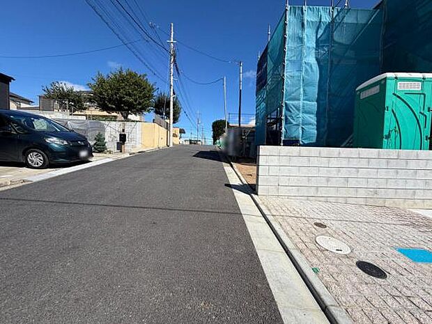 完成でおちついた住宅街に位置しています。 周りにも新しい家が入れ替わっています。