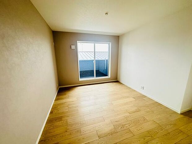 主寝室である7.2帖の洋室です。大きめのベッドでも十分入る広さです。