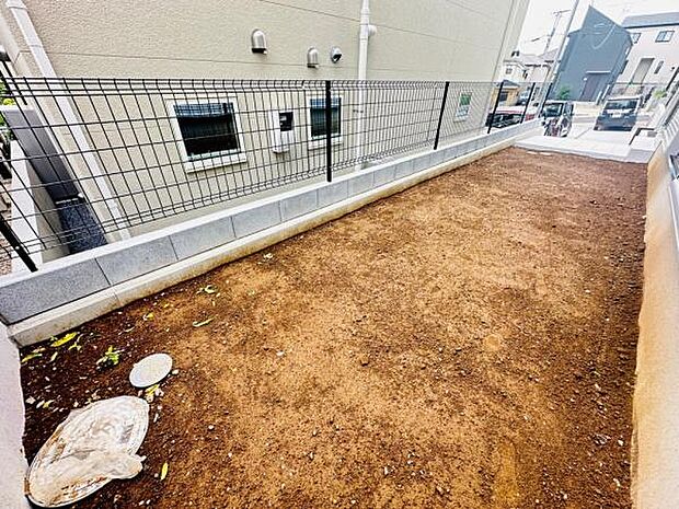 ちょっとした遊び場や、ガーデニングも楽しめるお庭です。