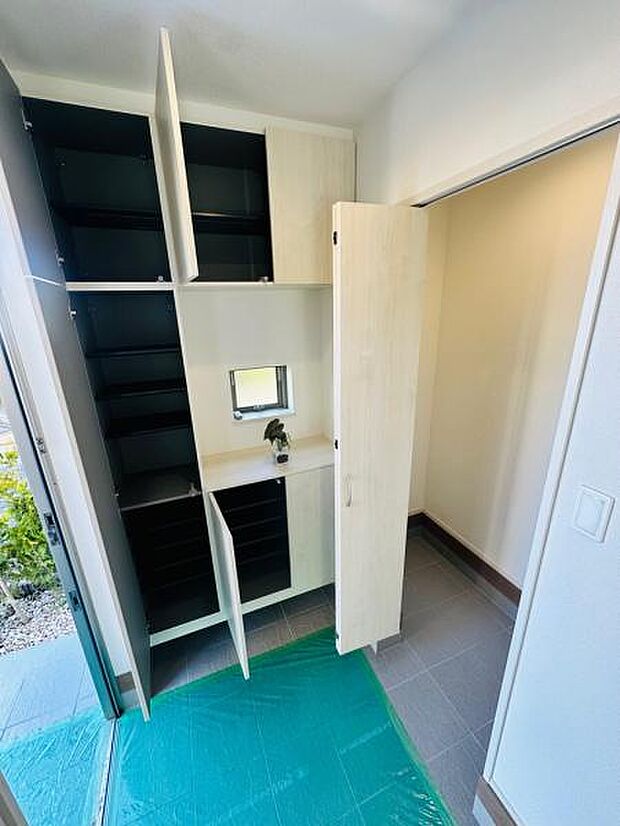 逆コの字型のシューズボックスは容量豊富。棚の高さを変えることもできます。