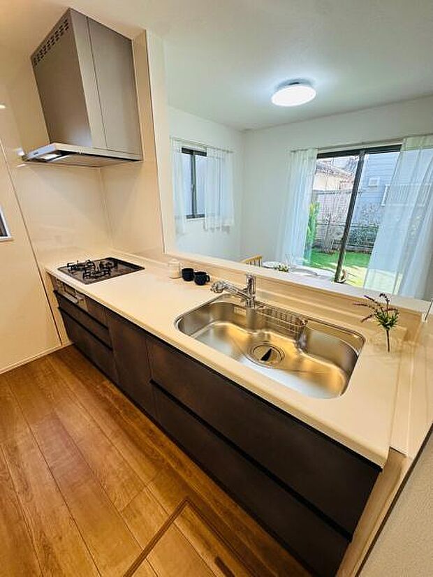 対面式のカウンターキッチンはお料理中でも家族との団欒を楽しめます。