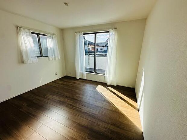 主寝室である7帖の洋室です。大きめのベッドでも十分入る広さです。