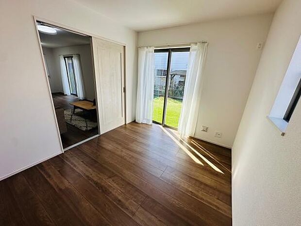 リビングに併設された5.25帖の洋室です。客間や勉強部屋、趣味部屋などにもぴったりです。