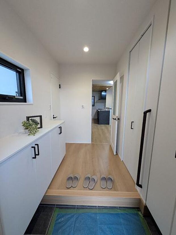 (2号棟) 玄関スペースは十分な広さがあり、複数人の帰宅でも混雑しません。