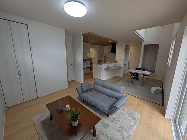 (1号棟) モデル家具を置いてみました。広々とした18.7帖のリビングです。