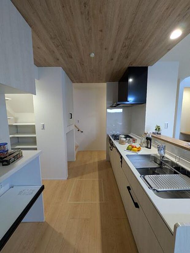 (1号棟) キッチンは奥側が抜けており、回遊可能。後ろにはパントリーも搭載。