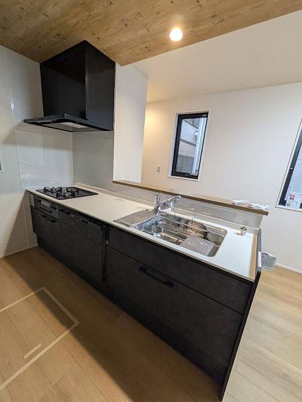 (2号棟) 対面式のカウンターキッチンはお料理中でも家族との団欒を楽しめます。