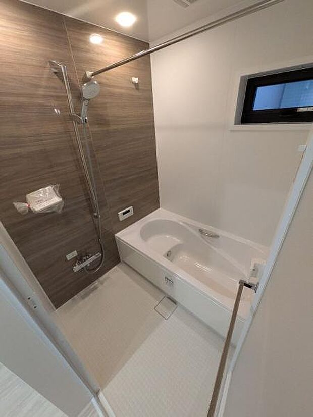 (2号棟) 半身浴も楽しめる浴室です。寒い日でも安心の浴室乾燥暖房機も付いています。