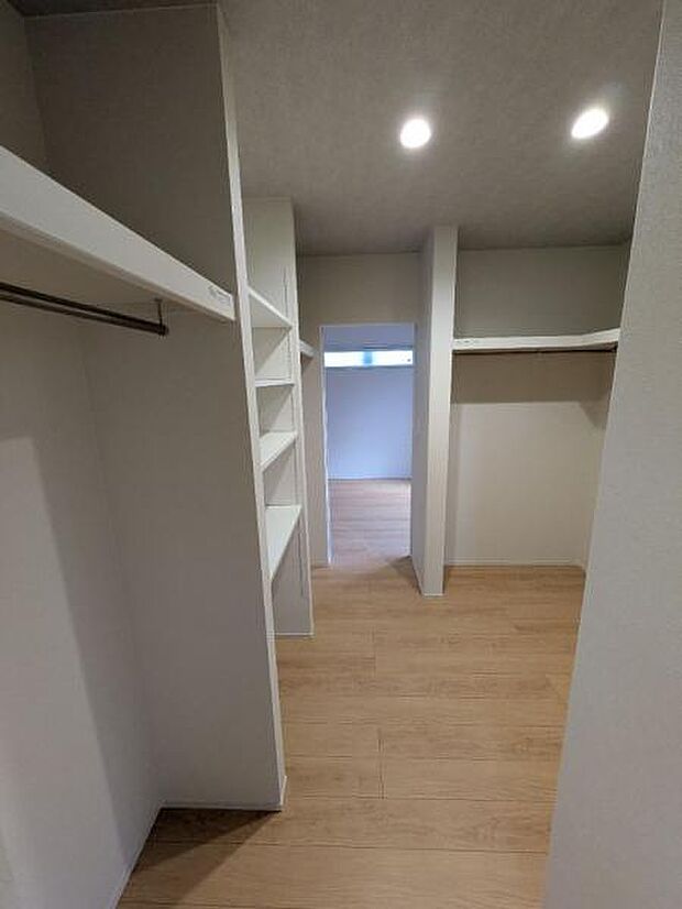 (1号棟) 2階のファミリークローゼットです。大容量で家族全員分のお洋服も収納できます。