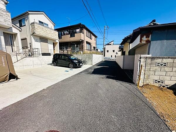 前面道路は4.0ｍ。居住者しか使用しないので駐車もしやすく安心です。