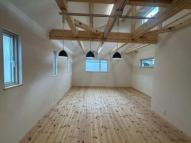 無垢材にこだわった室内。木の柱が空間に奥行きと立体感を生んでいます。