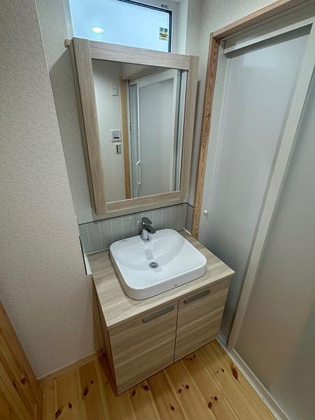 お洒落な造作風の洗面台。木目の優しいカラーリングで、日々使いやすいです。