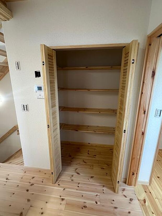 キッチン横のパントリー。ストック用品や掃除用品をひとまとめに管理できます。
