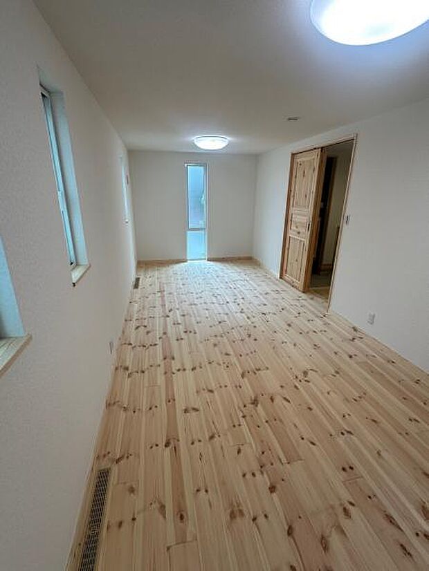 1階洋室は広々縦長の形。将来的に間仕切りをして2部屋にすることも可能です。