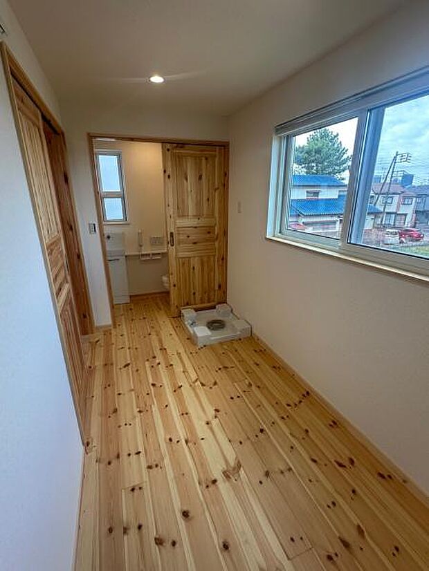 お手洗い横に設置された家事室。洗濯機が置けるので、室内干し用のお部屋としても使えます。