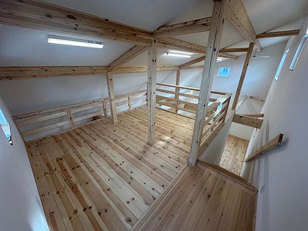 リビングの階段を上ると無垢材に囲まれたロフトが登場。柵も設置されており、小さなお子様でも安心です。またエアコンが設置されているのも嬉しいですね。