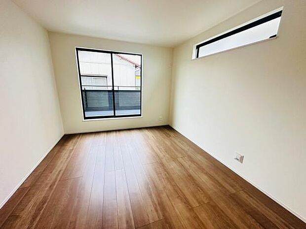 夫婦の寝室としても十分な広さのある、7帖の洋室です。