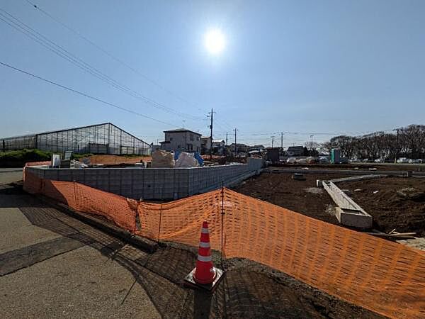 現在は造成工事中です。更地渡しの為、すぐに建築可能です。