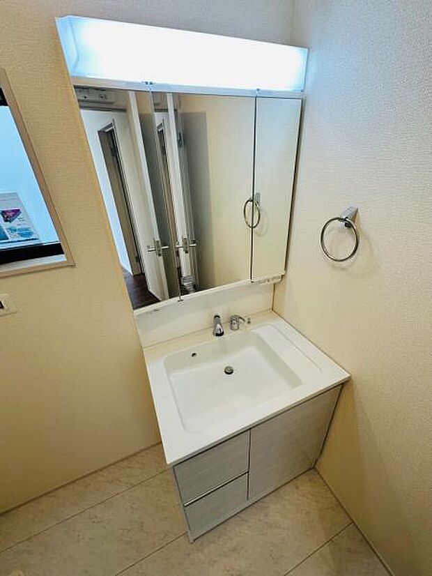 照明付きで、内側に収納も付いた3面鏡です。