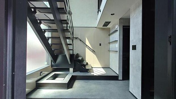 玄関スペースは十分な広さがあり、複数人の帰宅でも混雑しません。