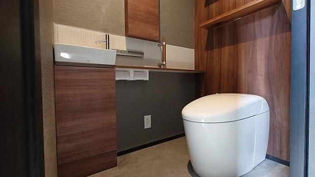 タンクレストイレで広さを確保したトイレです。手洗器もあり清潔に保てます。