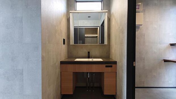 人気の三面鏡タイプの洗面台です。鏡の裏にも棚があるので収納豊富です。