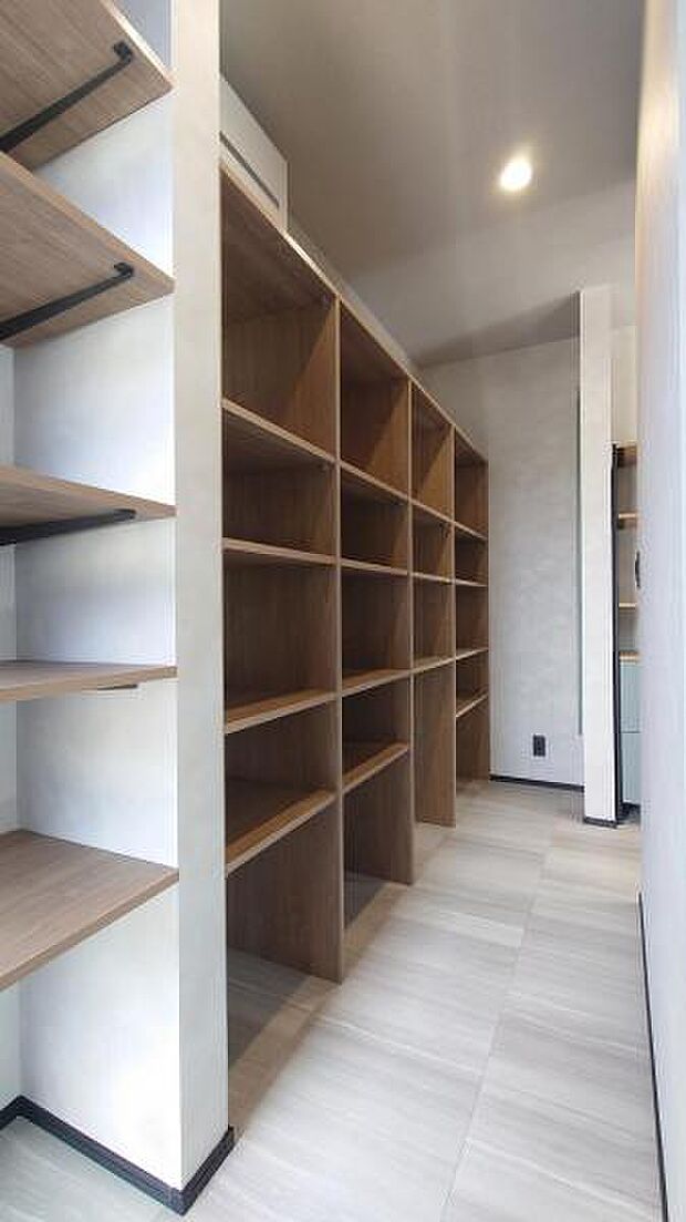 広々とした大容量パントリー。備蓄品のストックや調理家電の収納に便利です。