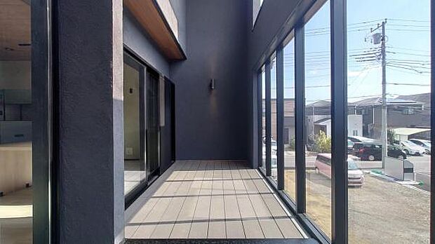 日の光を取り込みつつ、屋根付きで汚れや雨からお洗濯ものを守ります。