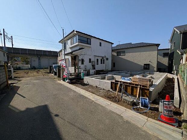 前面道路は4.0m。閑静な住宅街にあり交通量も少なく安心です。