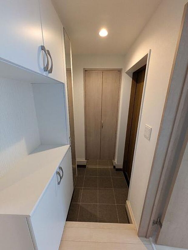 小物も置ける使いやすい玄関です。