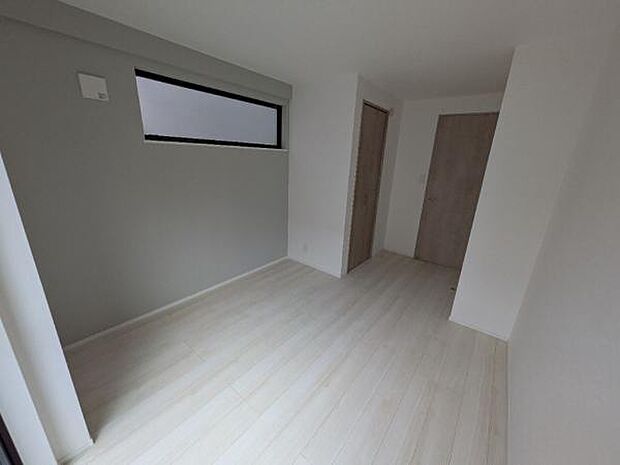 1階の5.5帖の寝室です。落ち着いていて、どんな用途にもマッチするお部屋です。