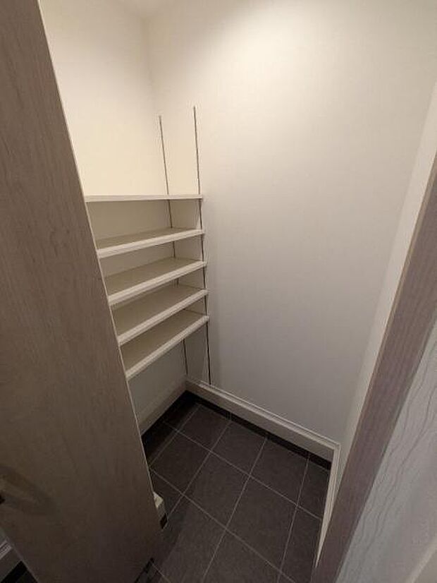 SICが付いており、お出かけの準備もスムーズにできます。靴の収納量もしっかりありますね。