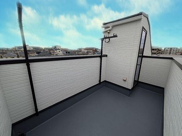 開放的で遮るものがない屋上バルコニー。ちょっと一息したい時、空を眺めて時間を忘れさせてくれそうです。