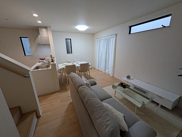 スッキリしていて使いやすい間取りです。家族で団らんを楽しめるリビングです。