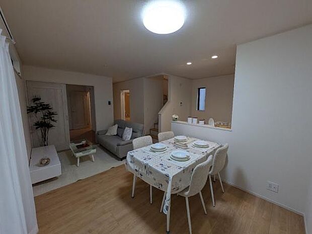 家具があると生活のイメージが湧きますね。奥の洋室も使い勝手の良い間取りです。