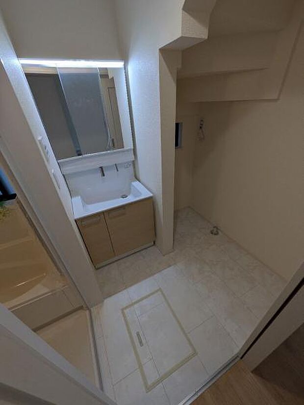 階段下のスペースも有効的に使える洗面スペースです。