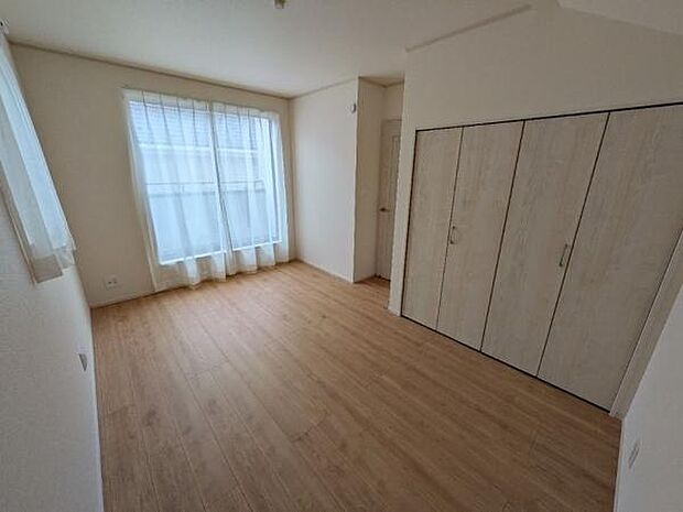 洋室は2階に3部屋ございます。家族がそれぞれ使いやすいシンプルなお部屋です。