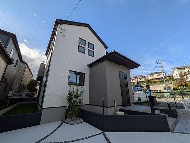 (3号棟) 2色の色使いがお洒落な外観です。閑静な住宅地にもなじんでいます。