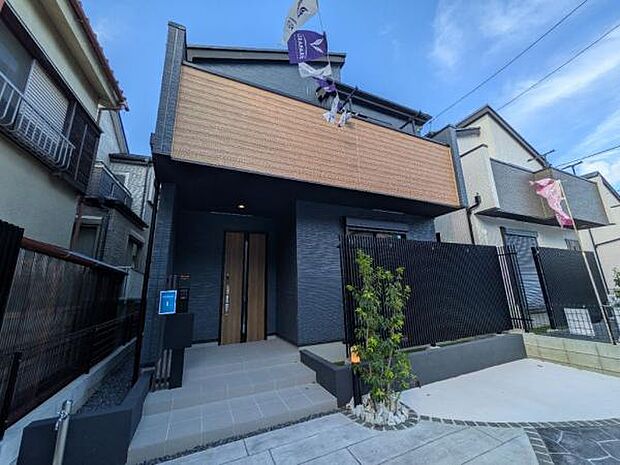 (1号棟) 閑静な住宅街に映える外観です。完成済みの為、内見可能です。