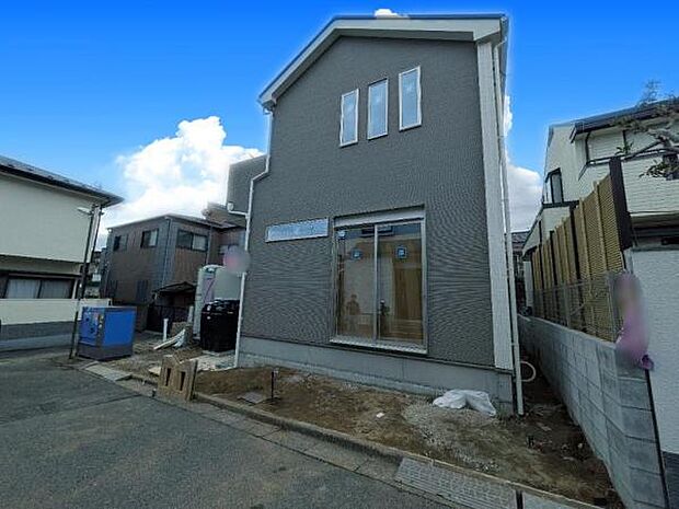 前面道路は5.0m。閑静な住宅街にあり交通量も少なく安心です。