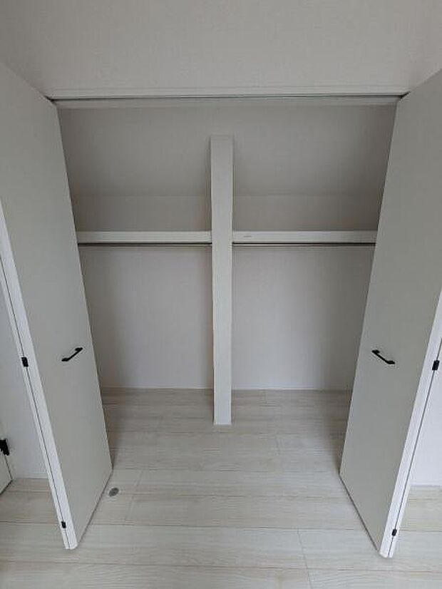 天井まで届くような大きなクローゼットは、お洋服だけでなく収納豊富です。