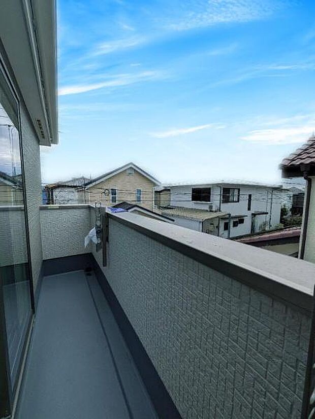 バルコニーは遮るものも無く、日当たり良好です。